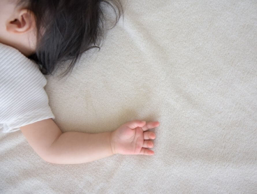 寝ている子供の画像