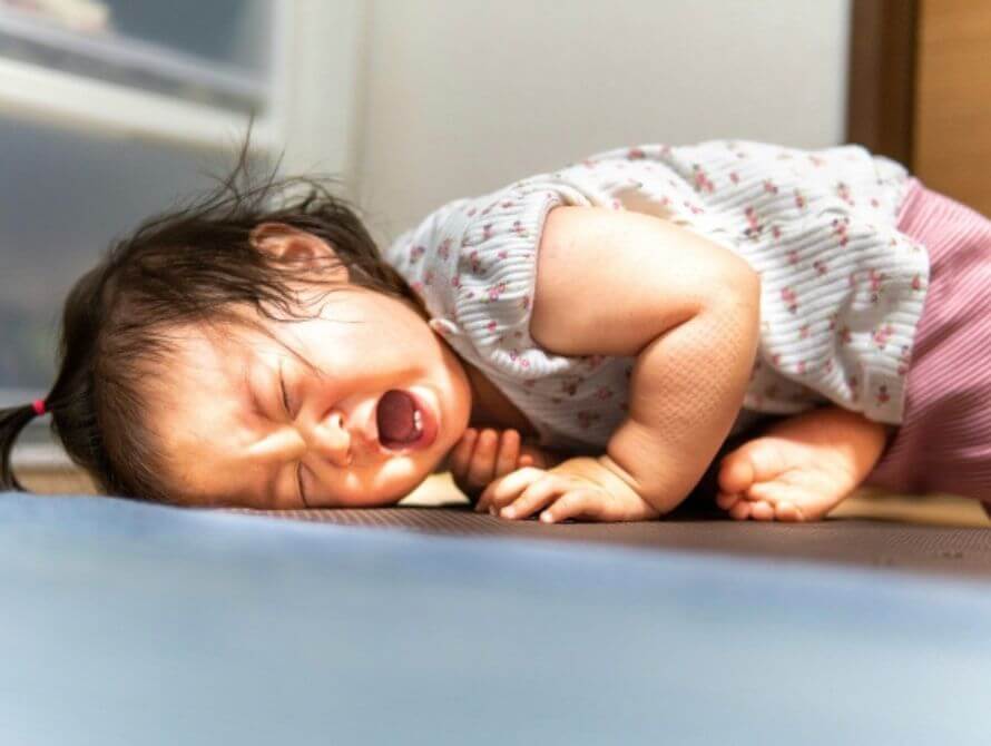 大泣きする子どもの写真