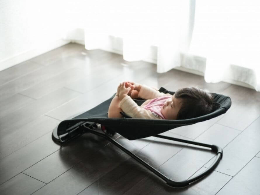 バウンサーに乗る子ども